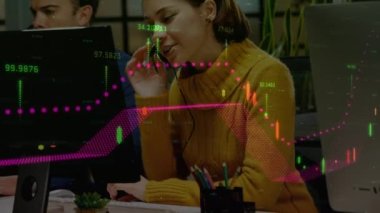 Çeşitli iş adamlarının kulaklıklarla finansal veri işleme animasyonları. küresel iş, finans, bağlantılar ve dijital arayüz konsepti dijital olarak oluşturulmuş video.