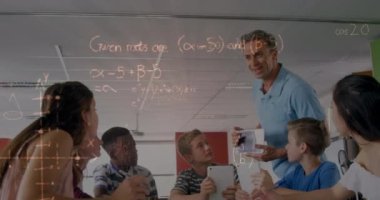 Matematiksel formüllerin sınıftaki öğrenciler ve öğretmenler üzerinde canlandırılması. eğitim ve öğrenme kavramı dijital olarak oluşturulmuş video.
