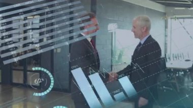 Beyaz iş adamlarının el sıkışması üzerine finansal veri işleme animasyonu. küresel iş, finans, bağlantılar ve dijital arayüz konsepti dijital olarak oluşturulmuş video.