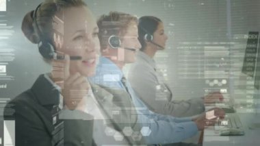Çeşitli iş adamlarının kulaklıklarla finansal veri işleme animasyonları. küresel iş, finans, bağlantılar ve dijital arayüz konsepti dijital olarak oluşturulmuş video.