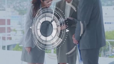 Belgeleri tutan çeşitli iş adamlarının finansal veri işleme animasyonları. küresel iş, finans, bağlantılar ve dijital arayüz konsepti dijital olarak oluşturulmuş video.