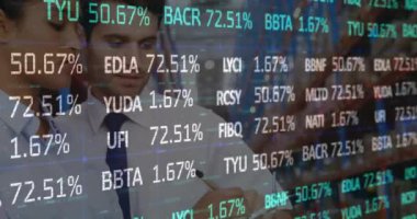 Depodaki çeşitli iş adamları üzerinde borsa animasyonu. Dijital olarak üretilen video konsepti.