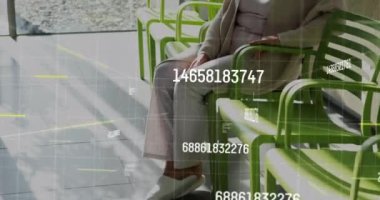 Doktorun bekleme odasındaki Kafkasyalı kadının numaralarının ve veri işleme programının animasyonu. küresel tıp, sağlık ve veri işleme kavramı dijital olarak oluşturulmuş video.