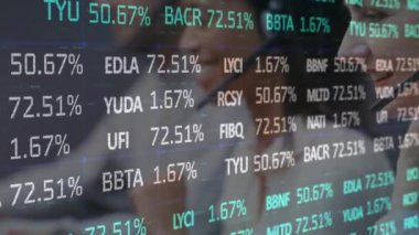 Kulaklık takan çeşitli iş adamları üzerinde borsa animasyonu. küresel iş, finans, bağlantılar ve dijital arayüz konsepti dijital olarak oluşturulmuş video.