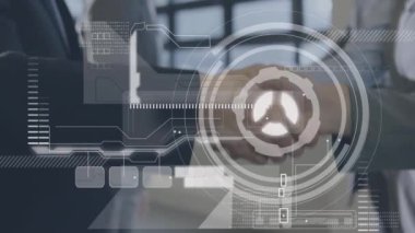 Çeşitli iş adamlarının el sıkışması üzerine finansal veri işleme animasyonu. küresel iş, finans, bağlantılar ve dijital arayüz konsepti dijital olarak oluşturulmuş video.