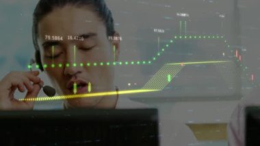 Çeşitli iş adamlarının kulaklıklarla finansal veri işleme animasyonları. küresel iş, finans, bağlantılar ve dijital arayüz konsepti dijital olarak oluşturulmuş video.