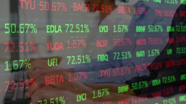 Kulaklık takan çeşitli iş adamları üzerinde borsa animasyonu. küresel iş, finans, bağlantılar ve dijital arayüz konsepti dijital olarak oluşturulmuş video.