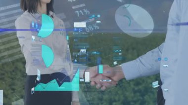 Saha üzerinde finansal veri işleme animasyonu ve Kafkasyalı iş adamları el sıkışıyor. küresel iş, finans, bağlantılar ve dijital arayüz konsepti dijital olarak oluşturulmuş video.