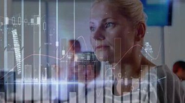 Bilgisayar kullanan çeşitli iş adamları üzerinde finansal veri işleme animasyonu. küresel iş, finans, bağlantılar ve dijital arayüz konsepti dijital olarak oluşturulmuş video.