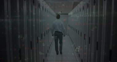 Ana kartın üzerinde asma kilit sembolü animasyonu sunucu odasında yürüyen ve veri işleyen bir adam. Çevrimiçi güvenlik, siber suç ve dijital arayüz kavramı dijital olarak oluşturulmuş video.