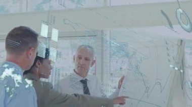 Çeşitli iş adamlarının tartıştığı finansal veri işleme animasyonları. küresel iş, finans, bağlantılar ve dijital arayüz konsepti dijital olarak oluşturulmuş video.