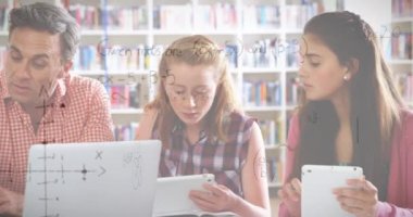 Sınıfta dizüstü bilgisayar kullanan erkek öğretmen ve öğrencilerin matematik denklemlerinin animasyonu. eğitim, öğrenme ve teknoloji konsepti dijital olarak oluşturulmuş video.