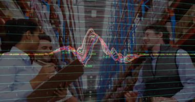 Depodaki çeşitli iş adamları üzerinde finansal veri işleme animasyonu. küresel sevkiyat, dağıtım ve bağlantılar konsepti dijital olarak oluşturulmuş video.