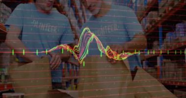 Depodaki çeşitli gönüllülerin finansal veri işleme animasyonları. küresel sevkiyat, dağıtım ve bağlantılar konsepti dijital olarak oluşturulmuş video.