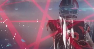 Amerikan futbolcusu üzerinde dijital arayüz animasyonu. küresel spor ve veri işleme kavramı dijital olarak oluşturulmuş video.