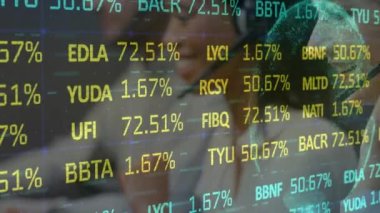 Kulaklık takan çeşitli iş adamları üzerinde borsa animasyonu. küresel iş, finans, bağlantılar ve dijital arayüz konsepti dijital olarak oluşturulmuş video.