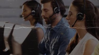 Çeşitli iş adamları ve kulaklıklar üzerinde finansal veri işleme animasyonu.