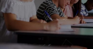 Matematiksel formüllerin sınıftaki öğrenciler üzerinde canlandırılması. eğitim ve öğrenme kavramı dijital olarak oluşturulmuş video.