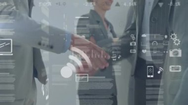 Çeşitli iş adamlarının el sıkışması üzerine finansal veri işleme animasyonu. küresel iş, finans, bağlantılar ve dijital arayüz konsepti dijital olarak oluşturulmuş video.