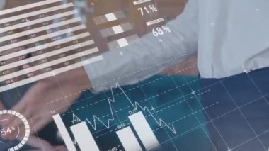 Beyaz iş adamlarının el sıkışması üzerine finansal veri işleme animasyonu. küresel iş, finans, bağlantılar ve dijital arayüz konsepti dijital olarak oluşturulmuş video.