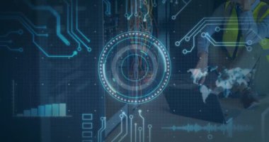 Bilgisayar sunucuları tarafından mikroskop taraması ve bilgisayar devre kartı animasyonu. küresel bağlantılar, teknoloji ve veri işleme kavramı dijital olarak oluşturulmuş video.