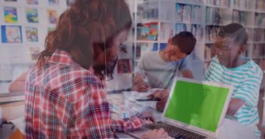 Matematiksel denklemlerin sınıftaki çeşitli öğrenciler üzerindeki animasyonu. okul ve eğitim kavramı dijital olarak oluşturulan video.