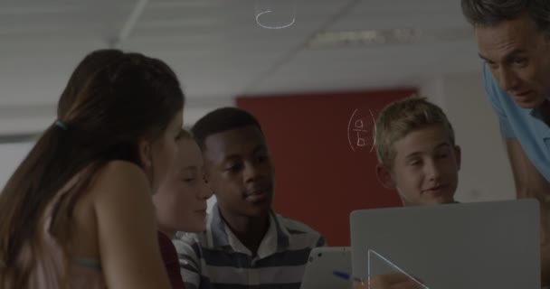 Animação Equações Matemáticas Sobre Professores Sexo Masculino Escolares Usando Laptop — Vídeo de Stock