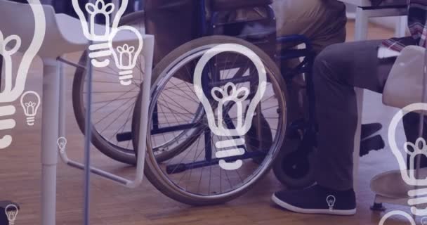 Animazione Lampadine Sopra Uomo Disabile Sedia Rotelle Discutere Con Suo — Video Stock