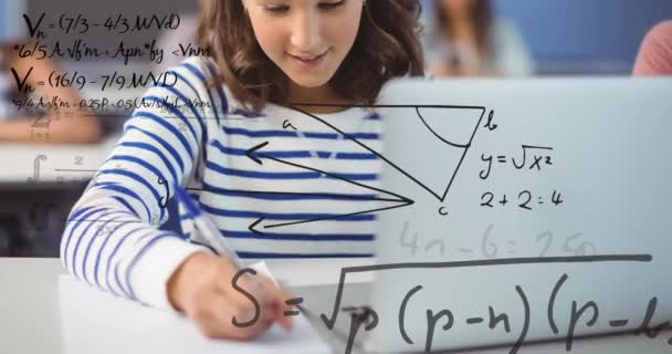 Animering Frågetecken Med Matematiska Ekvationer Över Olika Elever Klassrummet Utbildning — Stockvideo