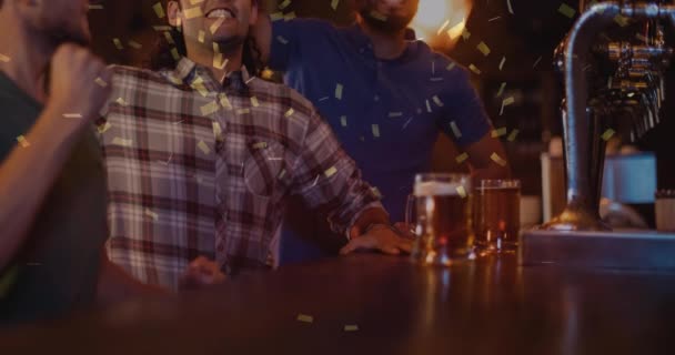 在酒吧里喝啤酒的男人们的滑稽动作 全球体育和数据处理概念数码视频 — 图库视频影像