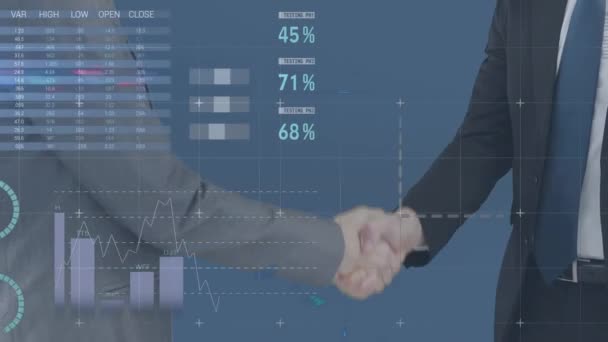 Анімація Обробки Фінансових Даних Над Кавказькими Бізнесменами Які Трясуться Руками — стокове відео