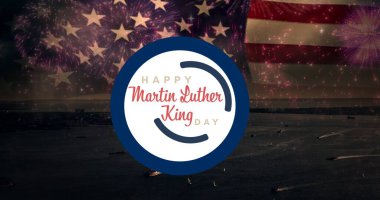 Denizde Amerikan bayrağı üzerinde mutlu Martin Luther King günü mesajları. Unutulmaz gün kutlamalarının dijital bileşimi.