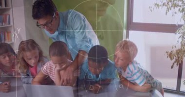 Matematiksel formüllerin sınıftaki öğrenciler ve öğretmenler üzerinde canlandırılması. eğitim ve öğrenme kavramı dijital olarak oluşturulmuş video.