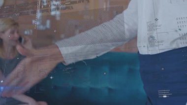 Beyaz iş adamlarının el sıkışması üzerine finansal veri işleme animasyonu. küresel iş, finans, bağlantılar ve dijital arayüz konsepti dijital olarak oluşturulmuş video.