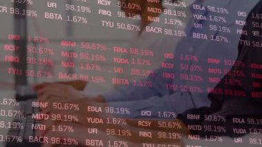 Kulaklık takan çeşitli iş adamları üzerinde borsa animasyonu. küresel iş, finans, bağlantılar ve dijital arayüz konsepti dijital olarak oluşturulmuş video.