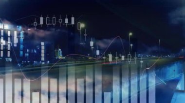 Geceleri şehir manzarası üzerinden finansal veri işleme animasyonu. küresel iş, finans, bağlantılar ve dijital arayüz konsepti dijital olarak oluşturulmuş video.