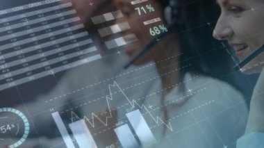 Çeşitli iş adamlarının kulaklıklarla finansal veri işleme animasyonları. küresel iş, finans, bağlantılar ve dijital arayüz konsepti dijital olarak oluşturulmuş video.