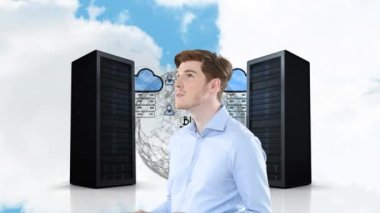 Bulutlu gökyüzünde insan ve bilgisayar sunucusunun animasyonu. zaman geçişi, renk ve hareket kavramı dijital olarak oluşturulmuş video.