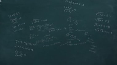 Matematiksel formülleri karatahtanın üzerinde hareket ettirmenin animasyonu. Bilim, eğitim ve öğrenme kavramı dijital olarak oluşturulmuş video.