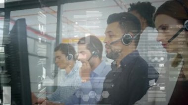 Çeşitli iş adamlarının kulaklıklarla finansal veri işleme animasyonları. küresel iş, finans, bağlantılar ve dijital arayüz konsepti dijital olarak oluşturulmuş video.