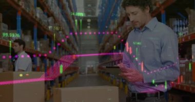 Depodaki çeşitli iş adamları üzerinde finansal veri işleme animasyonu. küresel sevkiyat, dağıtım ve bağlantılar konsepti dijital olarak oluşturulmuş video.
