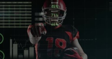 Amerikan futbolcusu üzerinde dijital arayüz animasyonu. küresel spor ve veri işleme kavramı dijital olarak oluşturulmuş video.