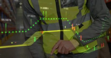 Depodaki beyaz işçiyle ilgili finansal veri işleme animasyonu. Dijital olarak üretilen video konsepti.