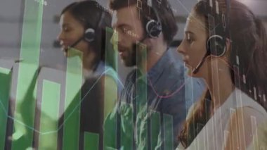 Çeşitli iş adamlarının kulaklıklarla finansal veri işleme animasyonları. küresel iş, finans, bağlantılar ve dijital arayüz konsepti dijital olarak oluşturulmuş video.