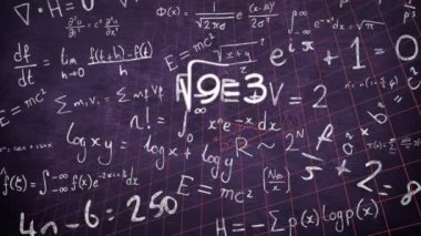 Matematiksel formülleri karatahtanın üzerinde hareket ettirmenin animasyonu. Bilim, eğitim ve öğrenme kavramı dijital olarak oluşturulmuş video.