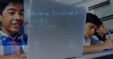 Sınıfta dizüstü bilgisayarla matematik denklemlerinin animasyonu. eğitim, öğrenme ve teknoloji konsepti dijital olarak oluşturulmuş video.