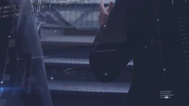 Kafkas iş adamlarının yürümesi üzerine finansal veri işleme animasyonu. küresel iş, finans, bağlantılar ve dijital arayüz konsepti dijital olarak oluşturulmuş video.