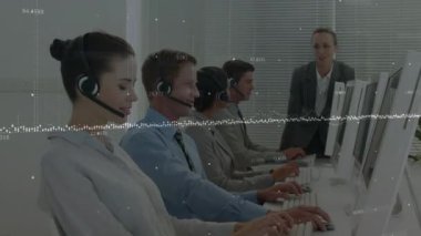 Çeşitli iş adamlarının kulaklıklarla finansal veri işleme animasyonları. küresel iş, finans, bağlantılar ve dijital arayüz konsepti dijital olarak oluşturulmuş video.