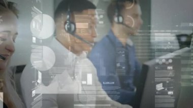 Çeşitli iş adamlarının kulaklıklarla finansal veri işleme animasyonları. küresel iş, finans, bağlantılar ve dijital arayüz konsepti dijital olarak oluşturulmuş video.