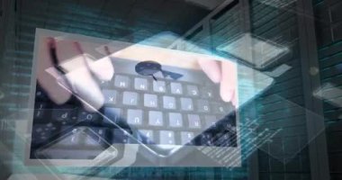 Sunucu odasındaki veri işleme ve asma kilit animasyonları. küresel internet güvenliği, bağlantılar ve veri işleme konsepti dijital olarak oluşturulmuş video.